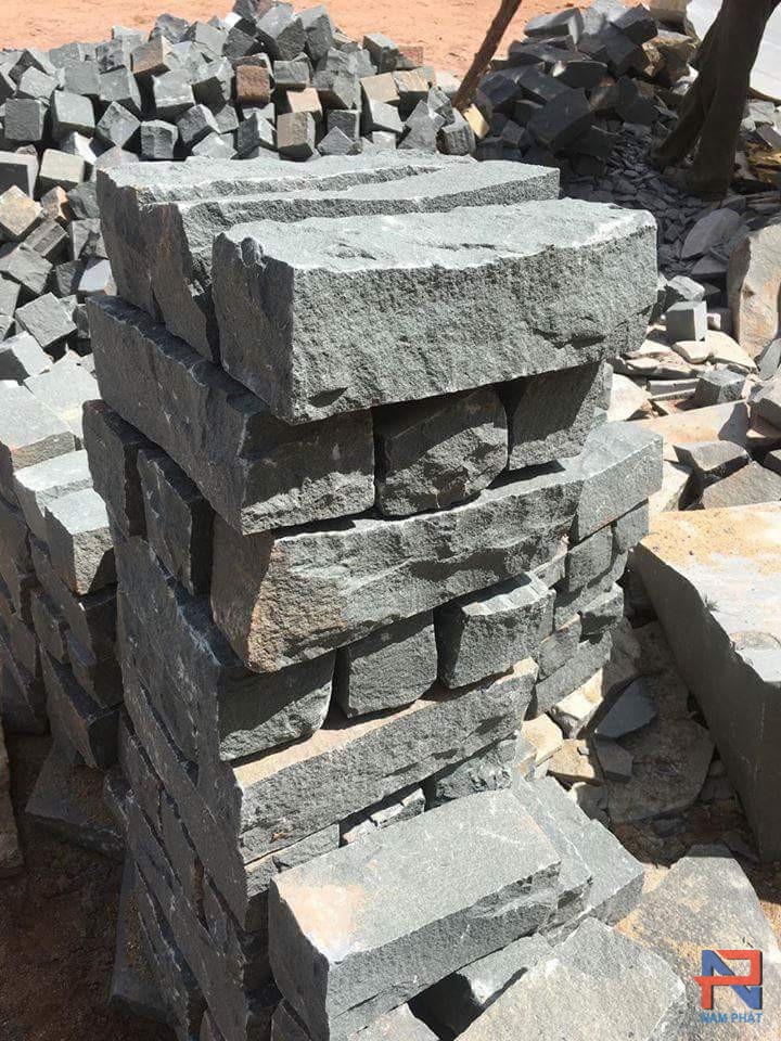 đá cubic bazan đen 10x10 lát sân vườn