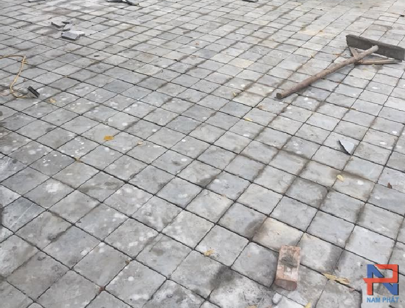 Sân vườn sử dụng đá quay mẻ 100x100 mm