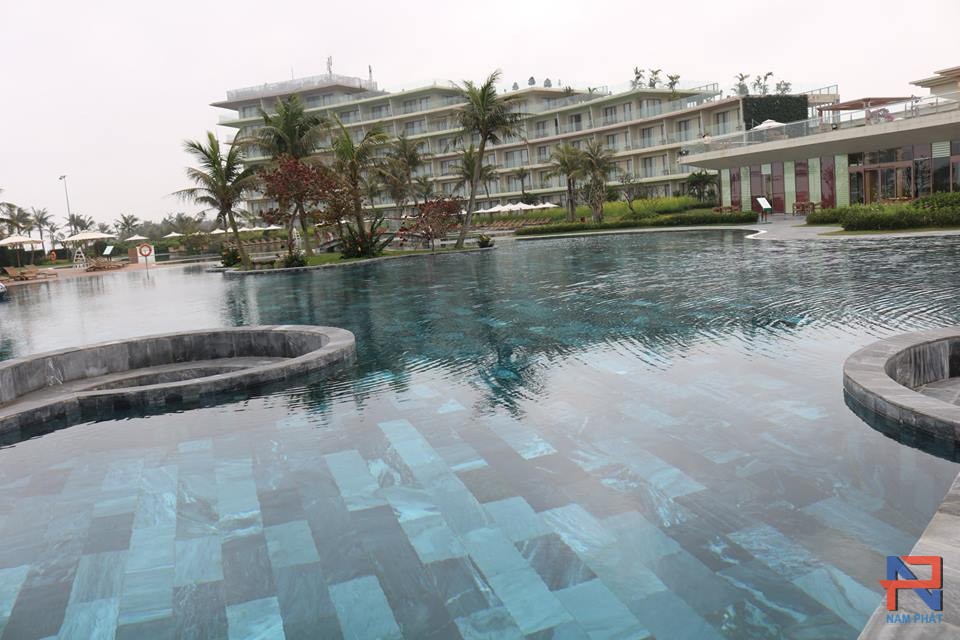 tại sao nên sử dụng đá đen sọc dưa ốp lát bể bơi