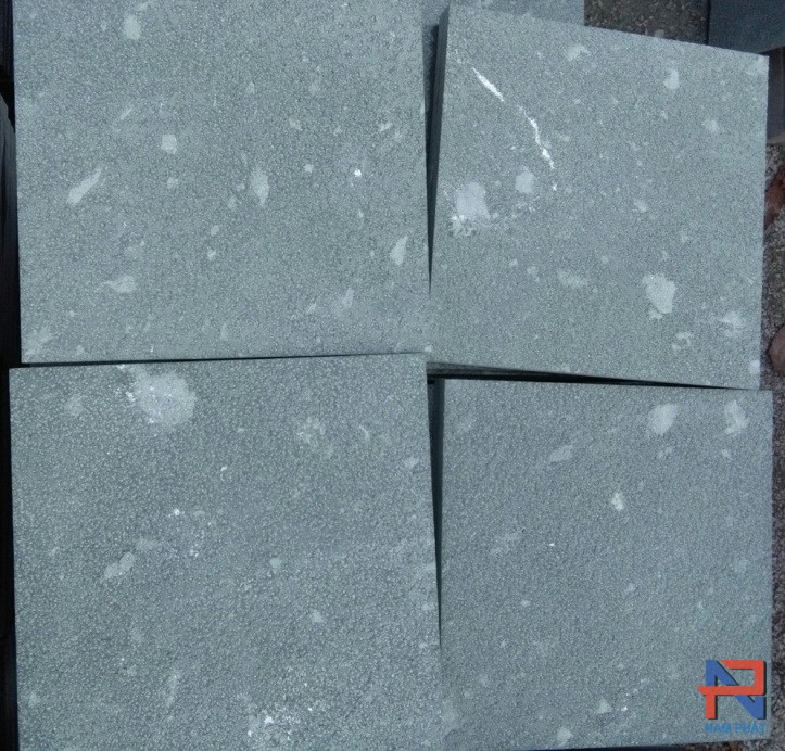 Đá xanh rêu băm mặt chống trơn lát nền 40x40