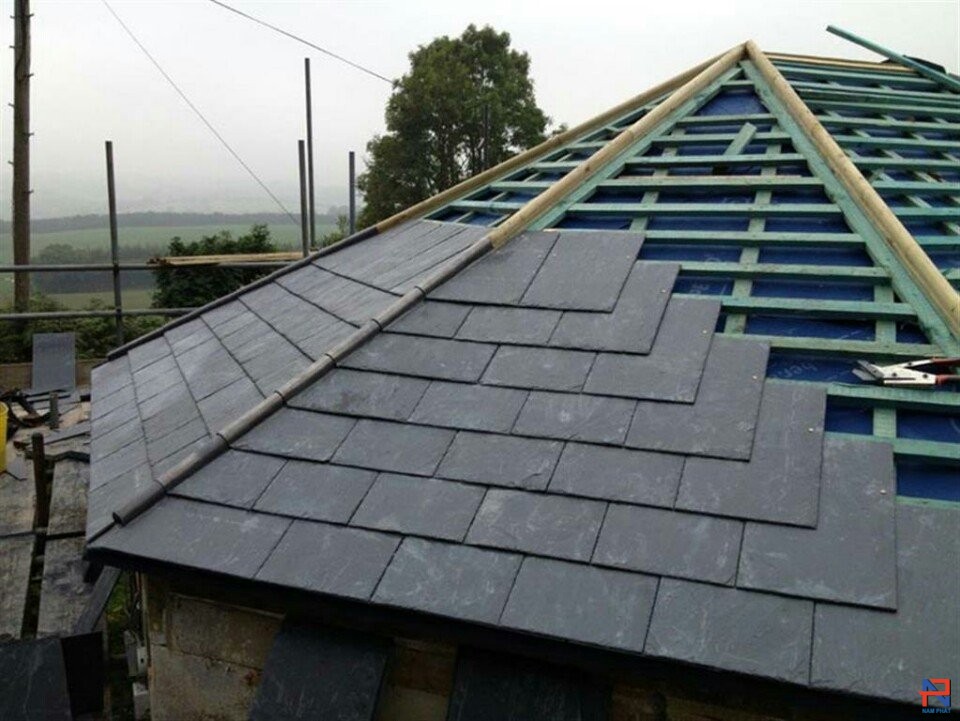 Sử dụng đá lai châu đen ghi lợp ngói