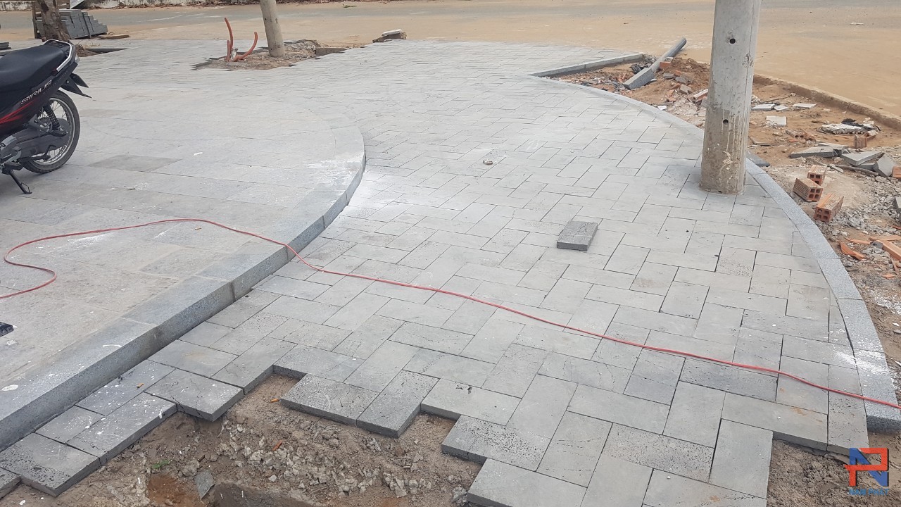 Gạch tổ ong xám lát sân