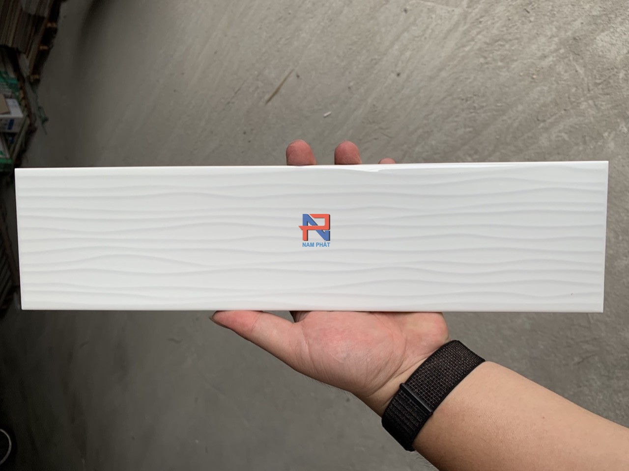 Gạch thẻ kích thước 100x400 mm trắng lượn sóng