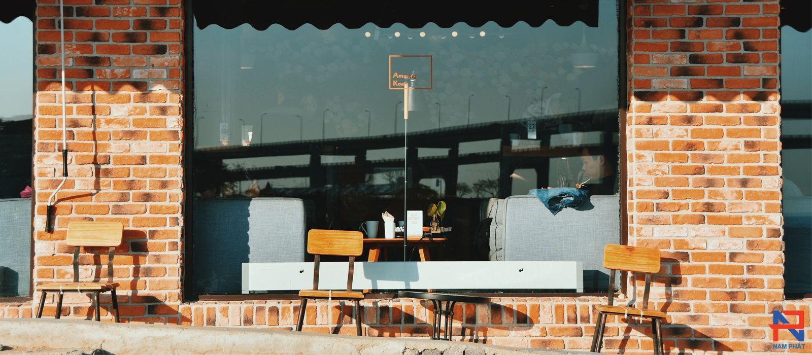 gạch giả cổ ốp tường ngoại thất quán cafe