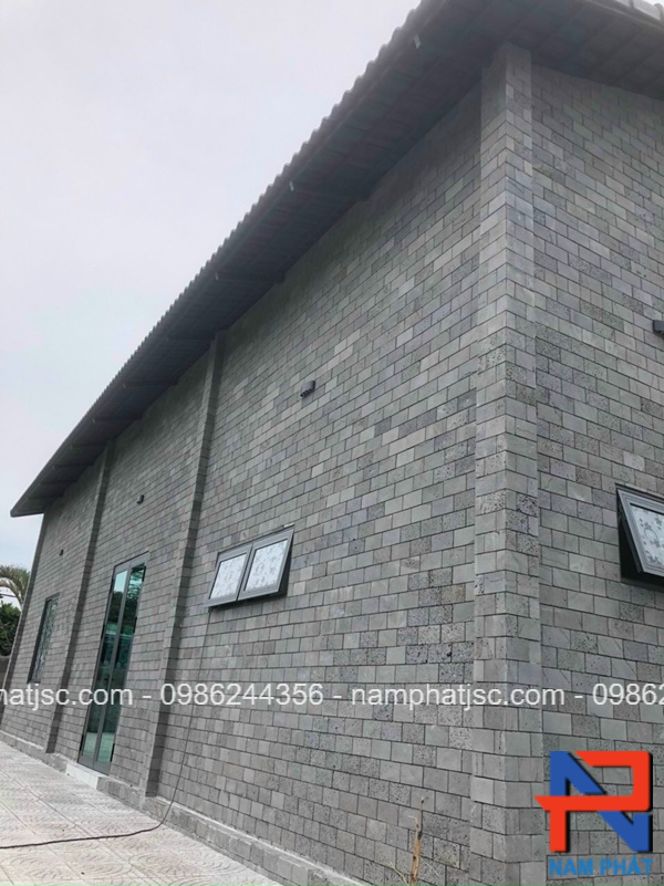 Đá ong xám ốp cả toà nhà kích thước 10x20 cm 