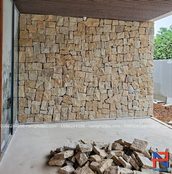 Đá rối vàng chẻ tay ốp tường 